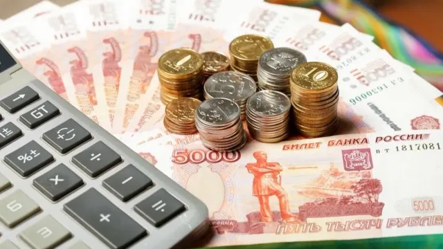 Названы пять сфер, сотрудники которых получали более 200 тыс. рублей в марте