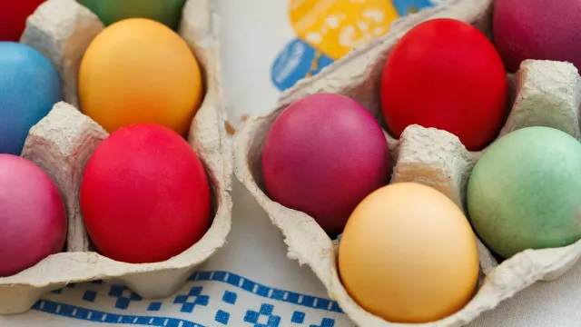 Священник объяснил, можно ли выбрасывать скорлупу от пасхальных яиц