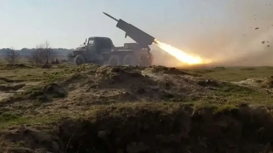 "ВО": Военнослужащие ВС Украины показали батарейный огонь РСЗО на шасси внедорожников