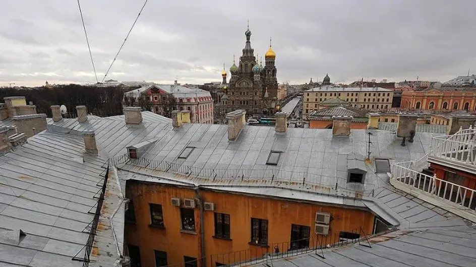 В Москве пьяный бомж упал с высоты нескольких метров на коляску с ребёнком