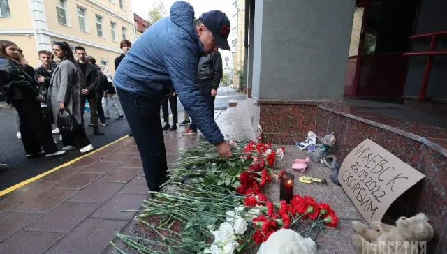 В Ижевске простились с детьми и учителями, погибшими в школе от рук бывшего выпускника