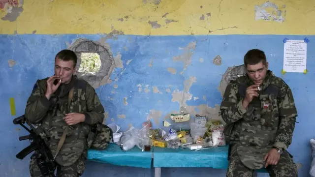 Курительные бутылки и амфетамин: В украинских окопах все чаще находят наркотики