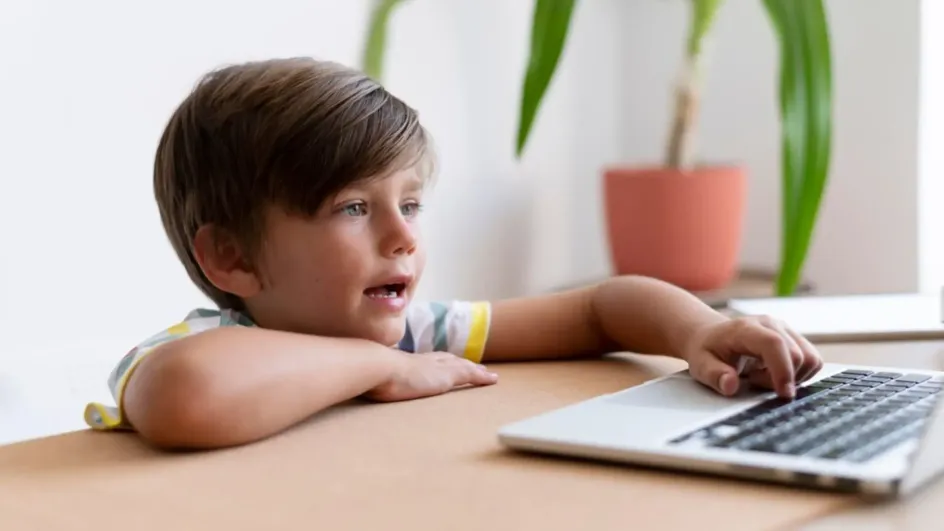 Нейробиолог объяснил, почему дети начали массово глупеть