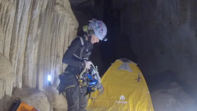 Альпинистка прожила 500 суток одна в пещере. Она не мылась и воевала с мухами