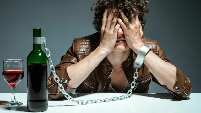 Ученые назвали неожиданный фактор, провоцирующий тягу к алкоголю