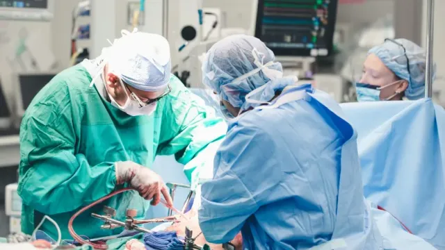 74.RU: Гинекологи Челябинской областной больницы удалили женщине 50-килограммовую опухоль
