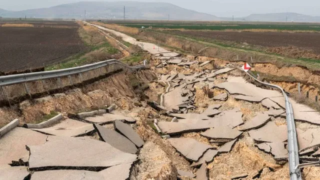 Гигантская змеиная голова появилась на поверхности в Мехико после землетрясения