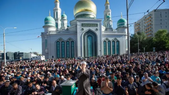 Жители Новосибирска пожаловались на перекрытый молящимися мусульманами двор