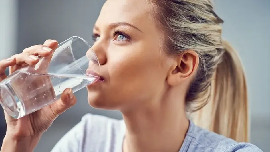 Чрезмерное употребление воды может вызвать отек мозга