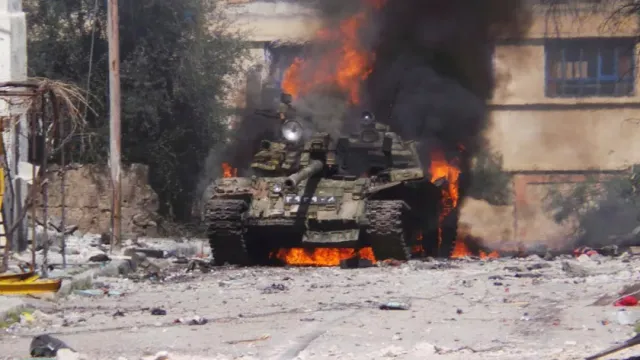 В селе Яковлевка под Белгородом загорелись три танка Т-72