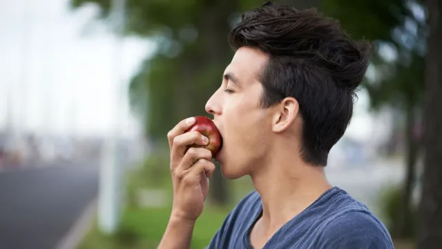 Врач назвал фрукт, снижающий уровень холестерина в крови