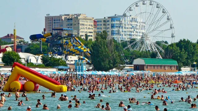 Жители Анапы открыли купальный сезон, несмотря на все запреты