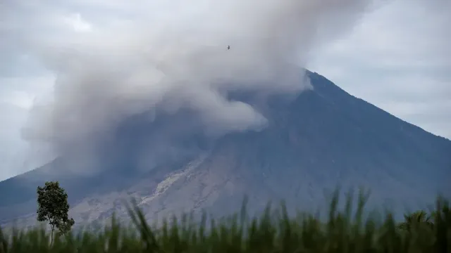 Извержение самого высокого действующего вулкана Евразии выбросило столбы пепла
