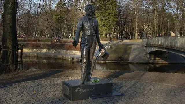 В Риге снесли памятник русскому поэту Александру Пушкину