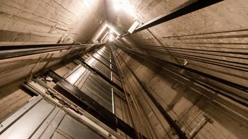 В Королеве 65-летняя пенсионерка провалилась в шахту лифта и сломала позвоночник