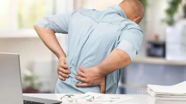 Врач назвал причину «убитой спины» у офисных работников