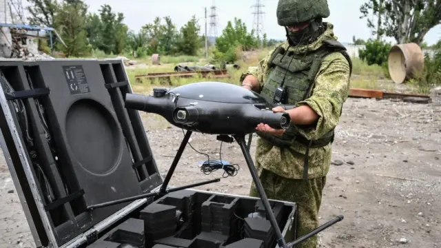 В Сеть попало видео, как беспилотник ВС РФ тараном сбил дрон ВСУ