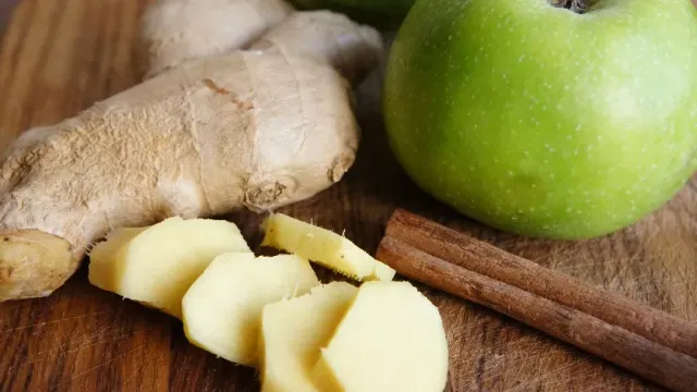 Гастроэнтеролог Неруллина посоветовала есть яблоки и имбирь для притупления чувства голода