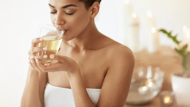 Врач назвал популярные напитки, укрепляющие здоровье кишечника