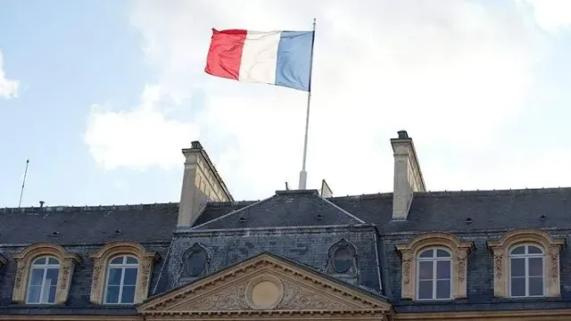 Мэрия Парижа доверила нести трансвеститу олимпийский огонь на шпильках на 25 см