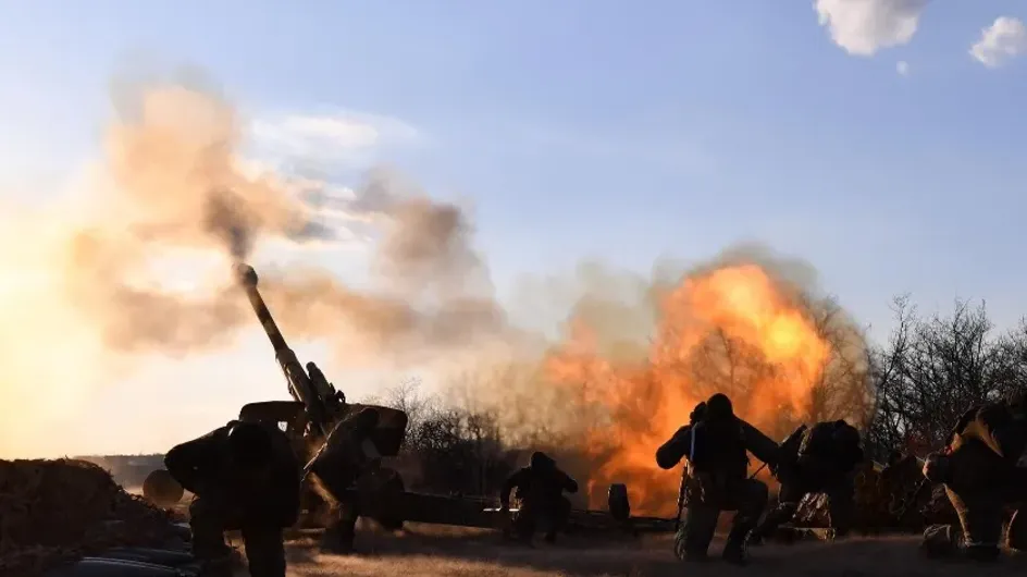 "РВ" опубликовала видеокадры боевиков ВСУ под мощным огнём российской артиллерии в Бахмуте