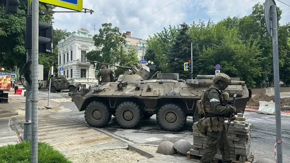 RT: Опубликовано видео, как бойцы ЧВК "Вагнер" в Ростове-на-Дону открыли стрельбу