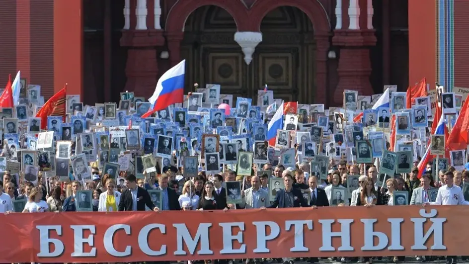 Стали известны имена женщины и мужчины, с которыми Путин шёл в "Бессмертном полку"