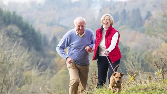 Стало известно, сколько шагов в день нужно пожилым людям