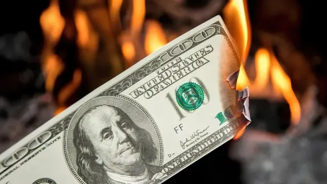 Бывший разведчик сообщил, что кризис на Украине начался из-за краха доллара