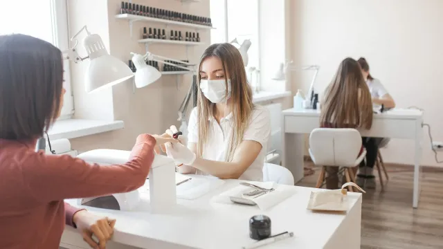 Врачи предупредили о риске заражений при маникюре