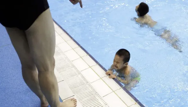 В Китае мальчик утонул в бассейне прямо перед тренером