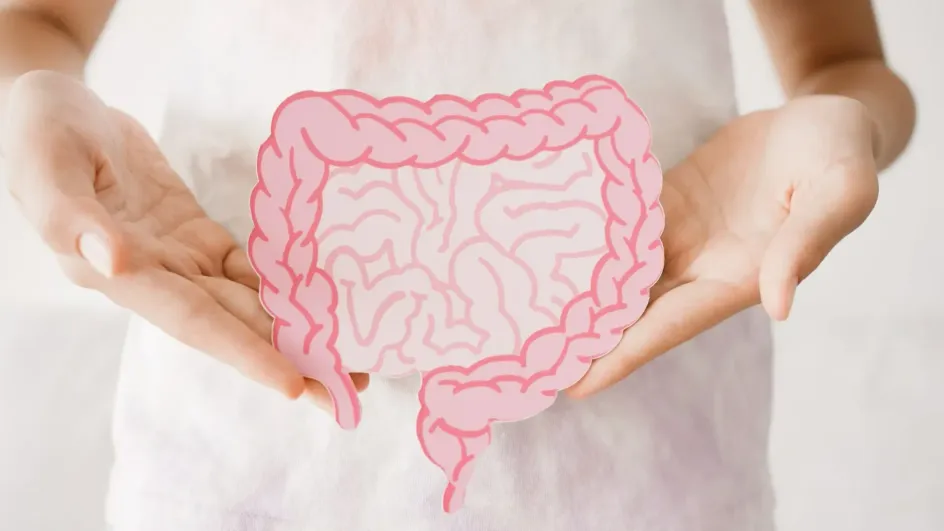 Россиянам назвали неочевидный симптом рака кишечника