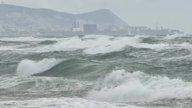 Туристам в Анапе запретили купаться в море из-за ливней