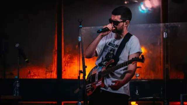 Рэпер Noize MС со слезами на глазах исполнил песню «Аусвайс» на концерте в Варшаве