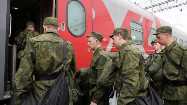РБК: Уехавшим россиянам рекомендовали взять отпуск и вернуться в РФ для прохождения службы