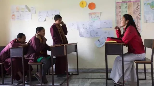 News9Live: в Индии учитель заставил школьника приседать, но тот умер