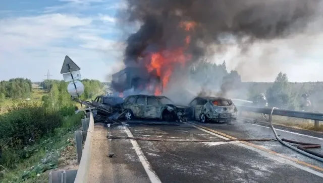 Фуры смяли микроавтобус, в последствии аварии погибли 16 человек