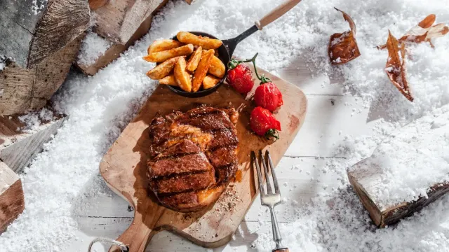 Эксперт рассказал, почему зимой нас часто тянет на углеводы