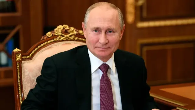 МК: Путин поручил подключить гражданские больницы к оказанию медпомощи участникам СВО
