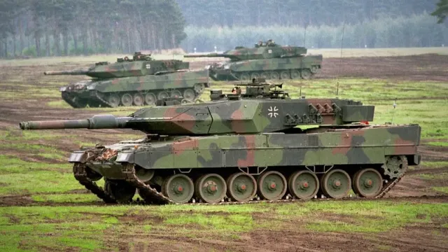 МК: По земле РФ вновь идут танки Германии