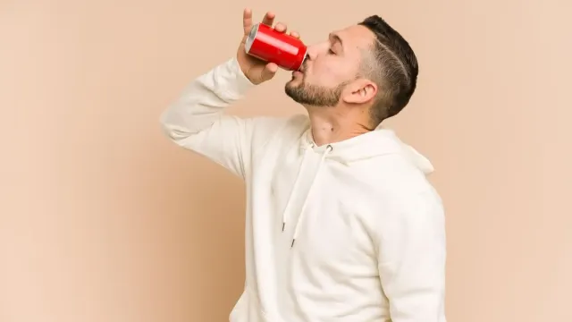 Россиянам назвали напитки, которые нельзя пить летом