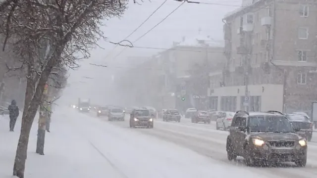 Многих екатеринбуржцев пугают сугробы высотой с человека на тротуарах