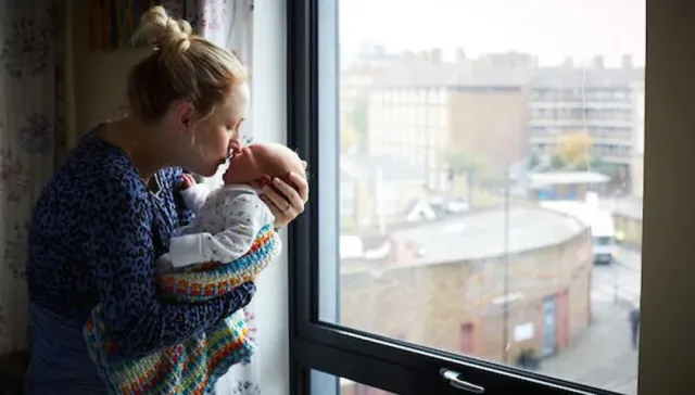 В Омске женщина с новорожденным ребенком на руках выпала из окна роддома