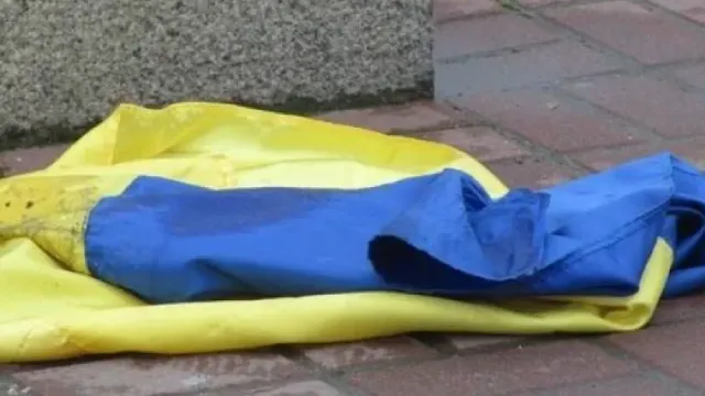 Украинский флаг перед Таврическим дворцом в Санкт-Петербурге сорван