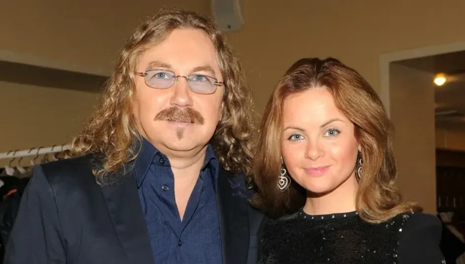 Супруга Игоря Николаева со слезами на глазах вышла к людям после сообщения о разводе