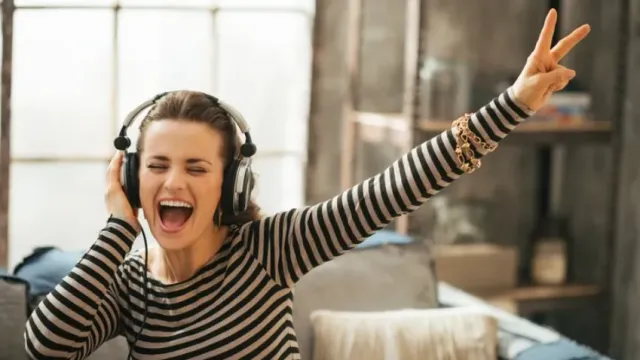 Громкая музыка в наушниках повреждает слух за 15 минут