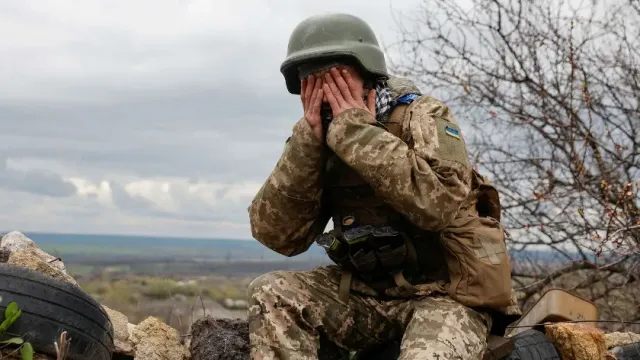 Украинские бойцы выкопали своего сослуживца, устраивая окопы