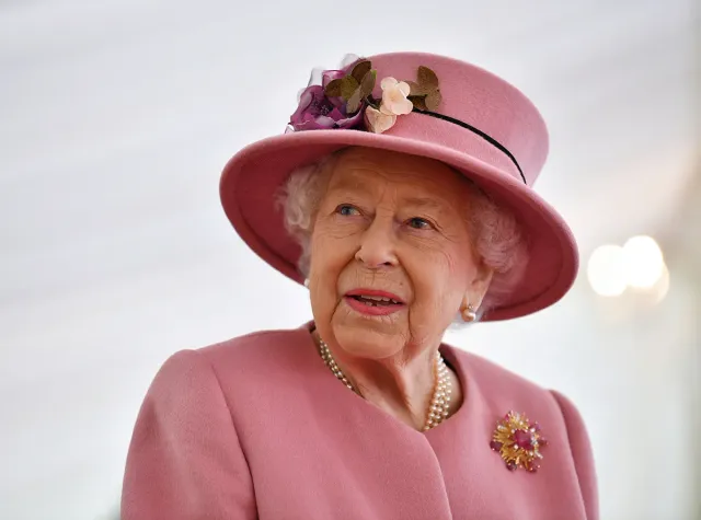 Елизавета II подтвердила, что принц Гарри и Меган Маркл больше не часть семьи