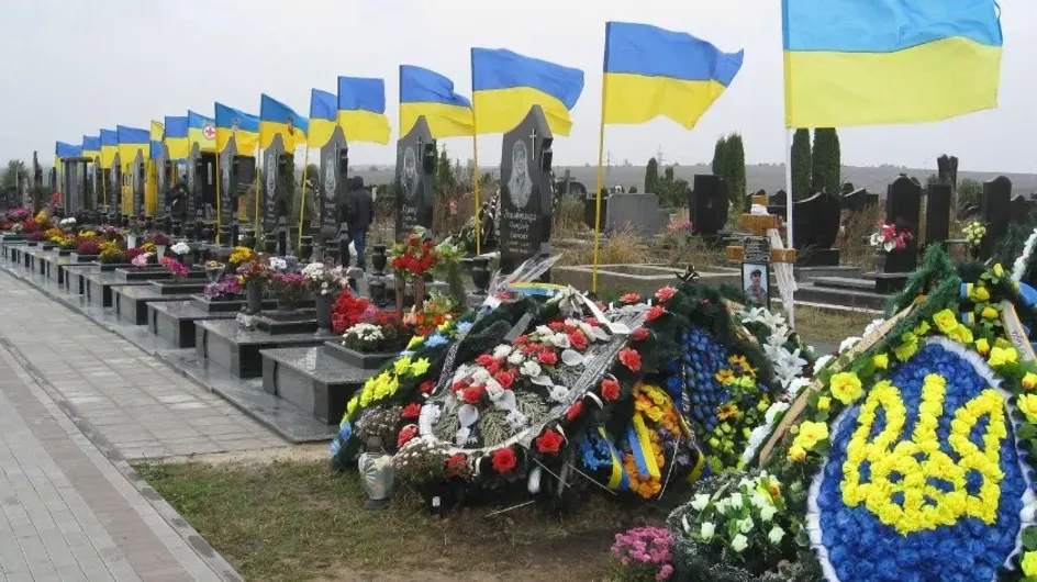DW: В Харькове расширяют Аллею Славы на кладбище из-за нехватки мест для могил бойцов ВСУ