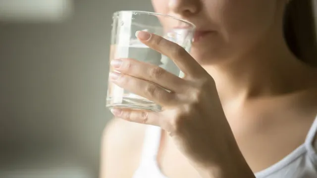 Врач опровергла миф о том, что питье воды увлажняет кожу